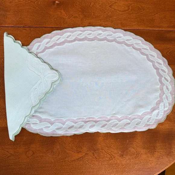 Vintage Embroidered Napkins & Placemats in a soft seafoam green- set of 4 - Picture 6 of 10